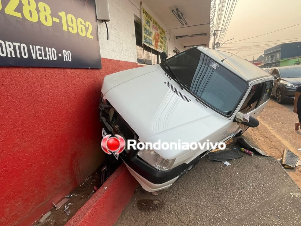 ACIDENTE: Carro é encontrado batido e 'engatado' na parede de escola técnica 
