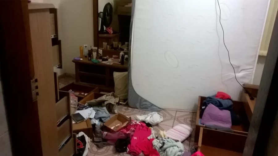 TERROR: Bandidos com escopeta e pistola fazem casal refém durante roubo em residência 