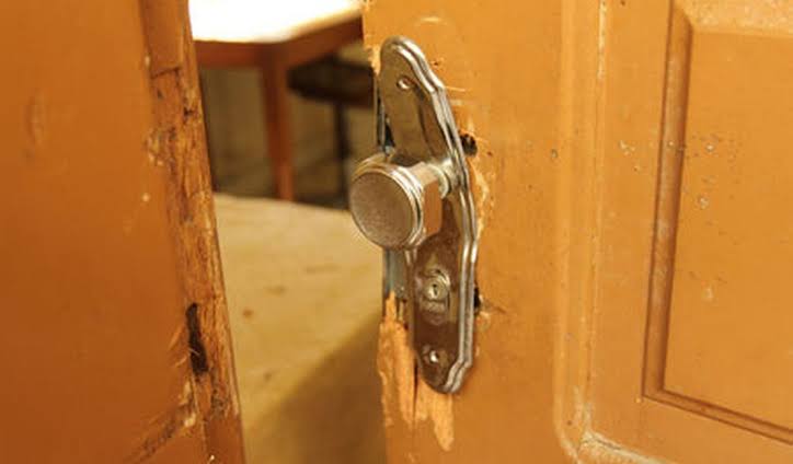 DESCONTROLADO: Ex-marido arromba porta de casa e tenta matar mulher a facadas