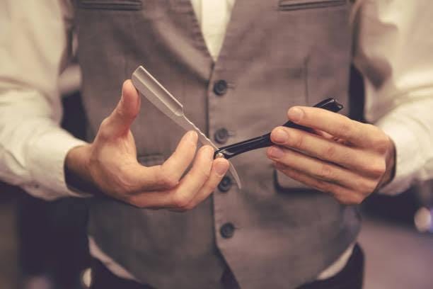 BRIGA: Cabeleireiro é agredido com golpes de navalha pelo namorado 