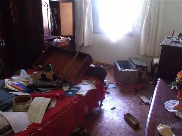 ENFURECIDO: Marido causa destruição em casa e ameaça matar mulher por ter sexo negado 