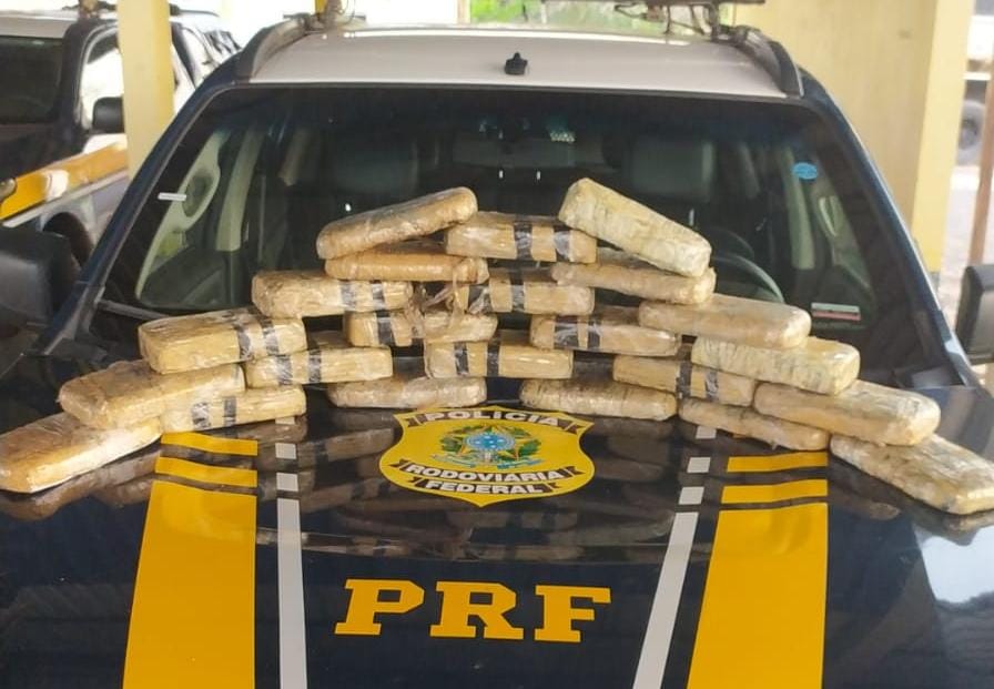 TRÁFICO: Motorista de Ford Ka é preso com quase 25 quilos de cocaína na BR-364