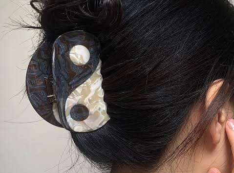 LIVRAMENTO: Mulher escapa da morte após tiro atingir prendedor de cabelo 