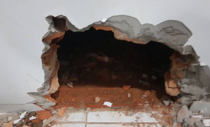 BURACO NA PAREDE: Bandidos fazem arrastão em loja de produtos agrícolas