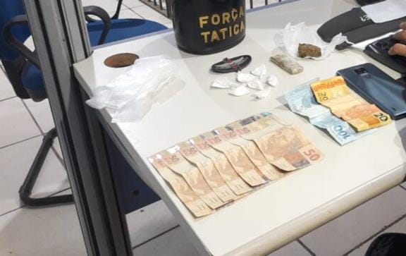 NO FLAGRA: PM prende homem em condomínio com drogas e notas falsificadas 