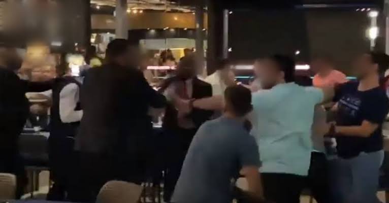 RACISMO: 'Sua cor já diz o que você é', diz mulher a comerciante em bar