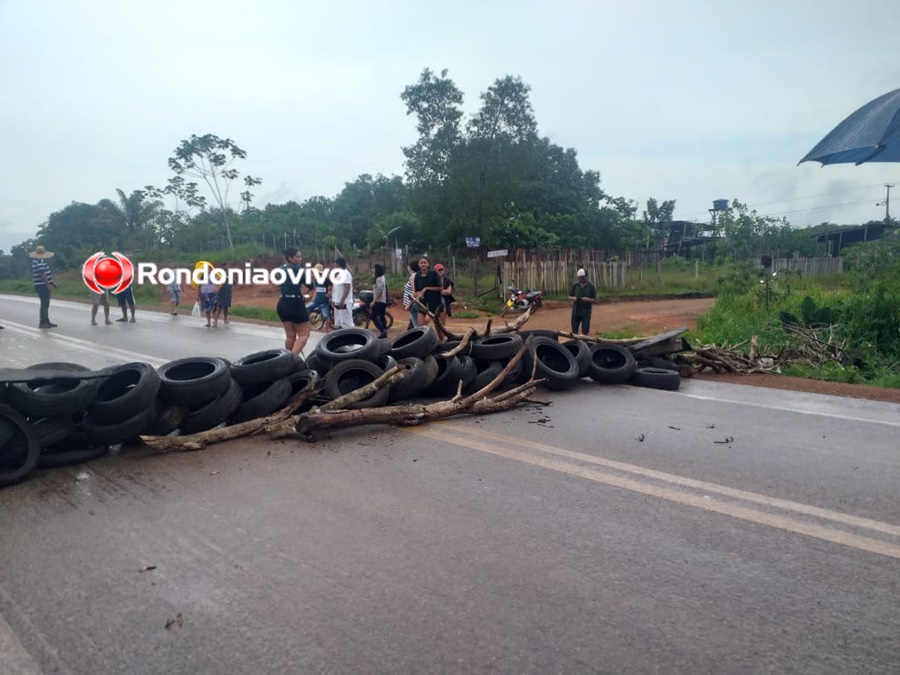 MANIFESTAÇÃO: População segue com bloqueio na BR-319 e cobra redutor de velocidade
