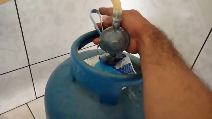 NEGOCIAÇÃO: Marido esfaqueia mulher e ameaça explodir apartamento com botija de gás 