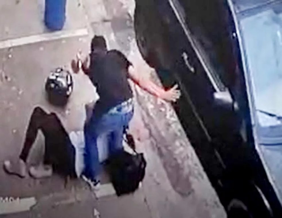 CRISE DE CIÚMES: Namorado é flagrado com facão correndo atrás de mulher após briga em bar 