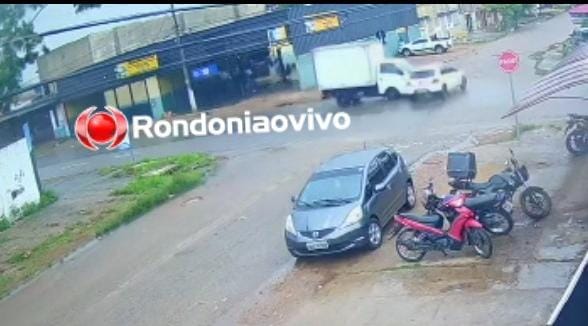 VEJA VÍDEO: Dupla com duas armas em carro tenta fugir da PM e provoca grave acidente 
