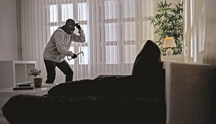 BANDIDO ATIROU: Idosa é mantida refém junto com a filha durante assalto em residência 