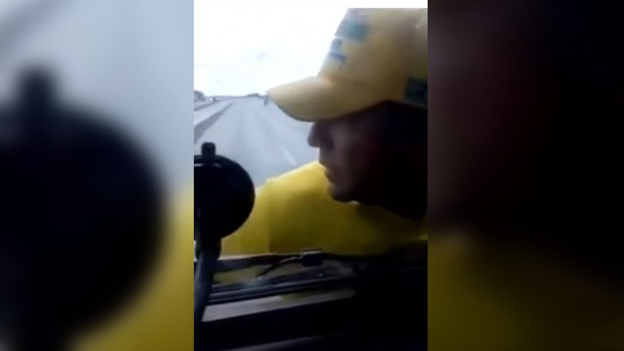 LOUCURA: Bolsonarista fica pendurado em para-choque de carreta em movimento 