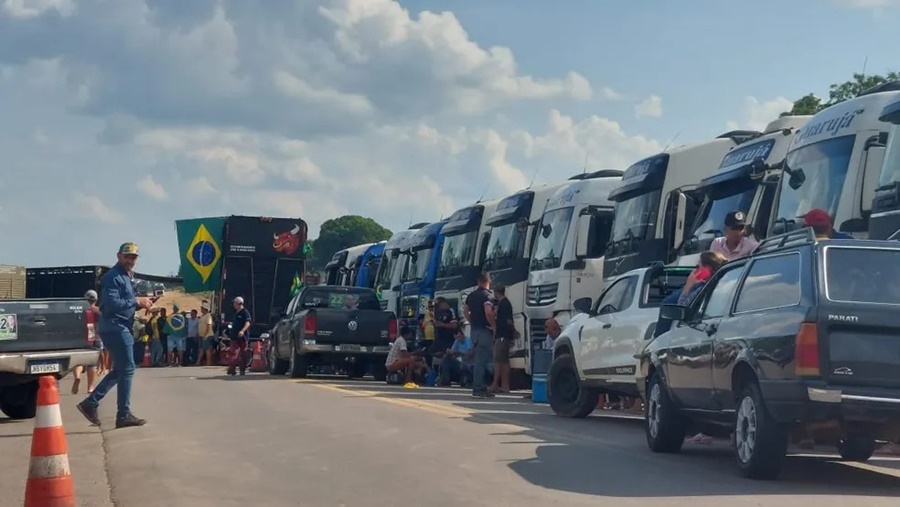 INSISTINDO: Antidemocráticos fecham novamente rodovia em RO e Força Nacional deve agir