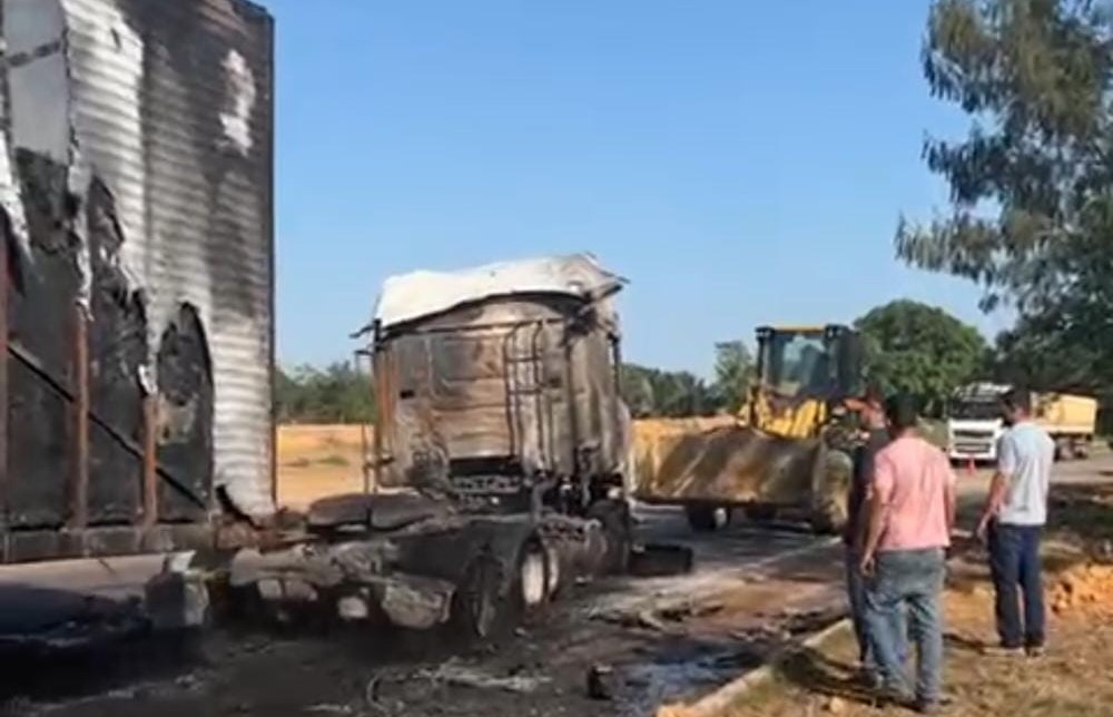 FALSO MORALISMO: Antidemocráticos saqueiam carreta e dão desculpa que caminhoneiro é ‘petista’