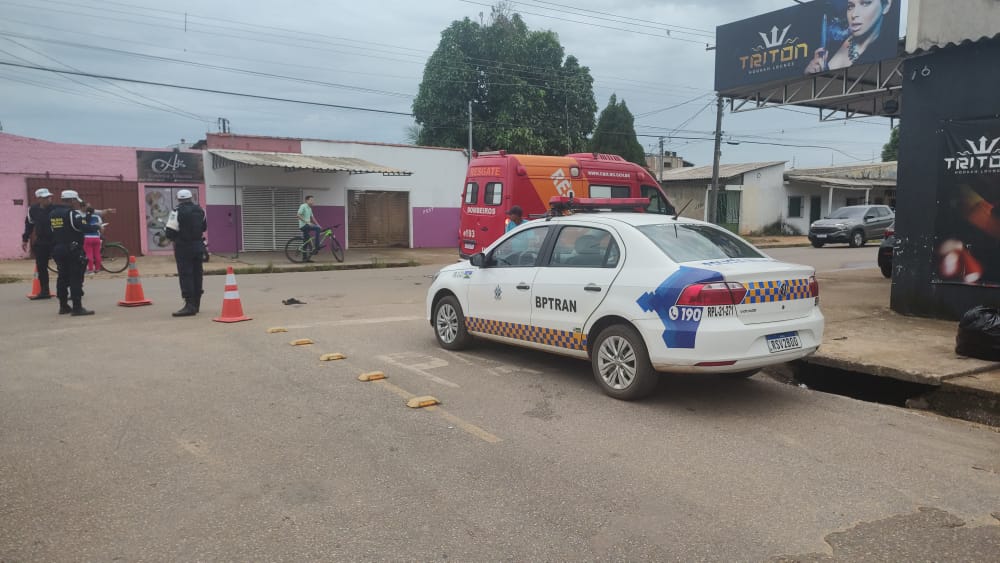 VÍDEO: Pedestre quebra a perna após ser atropelado por motociclista que fugiu