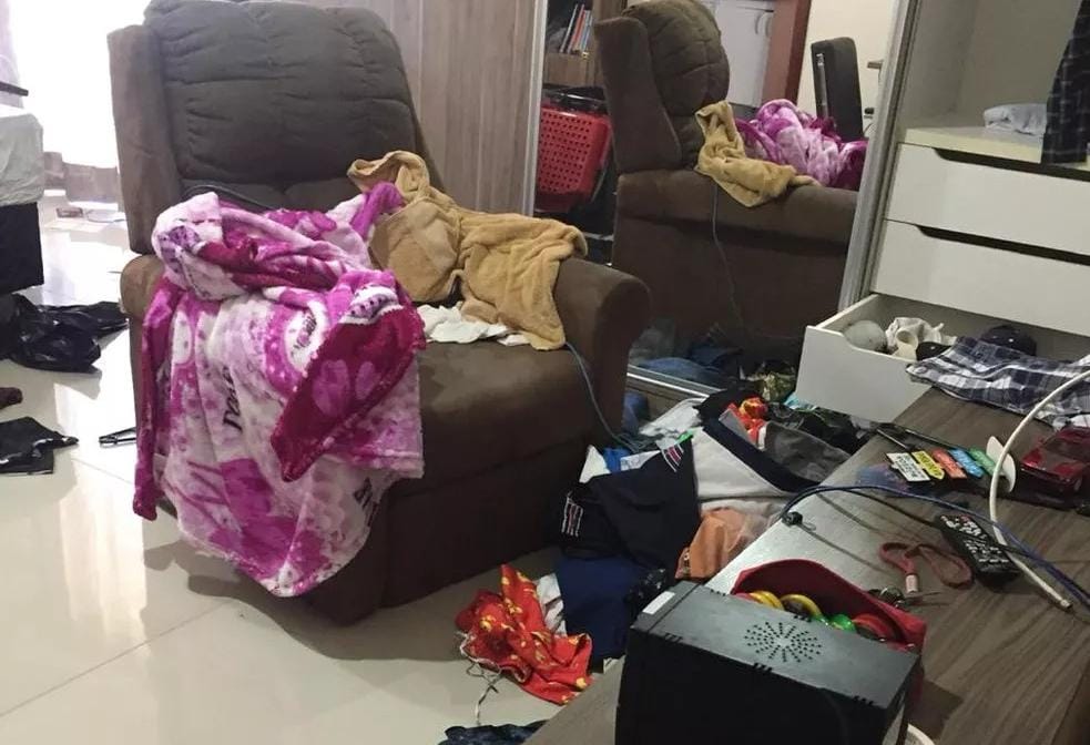 NA MIRA DE ARMAS: Trio de bandidos faz idosa refém dentro de residência durante assalto 