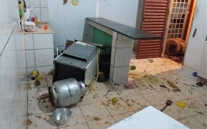LESÃO RECÍPROCA: Homens brigam durante bebedeira em casa e vão parar na delegacia 
