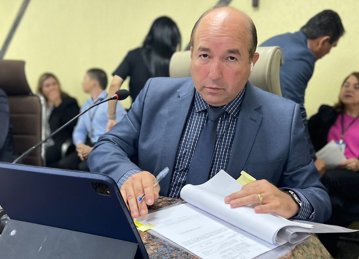 DEBATE: Edwilson Negreiros conduz audiência pública sobre serviços funerários 