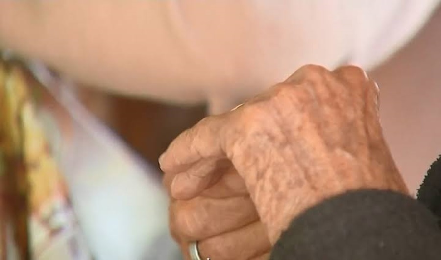 COVARDIA: Idoso é surrado pelo sobrinho e tem violão quebrado na cabeça 