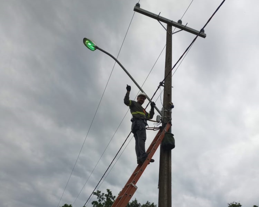 ILUMINAÇÃO: Serviços são realizados na comunidade Prosperidade a pedido de Valtinho Canuto
