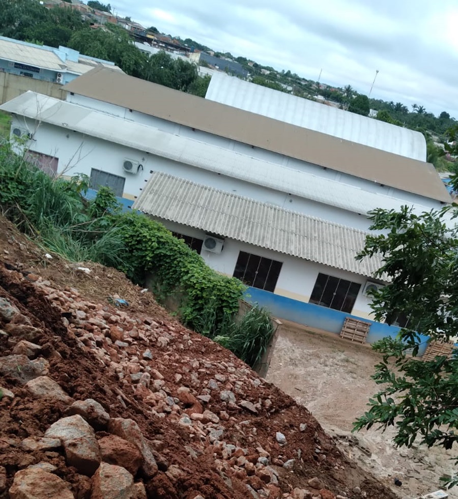 CAPITAL: Prefeitura constrói barreira de proteção na rua Três e Meio, no bairro Floresta 