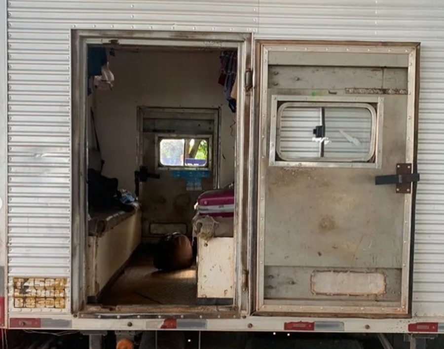 ESCRAVIDÃO: Dez pessoas são resgatadas pela PRF dentro de caminhão baú na BR 364