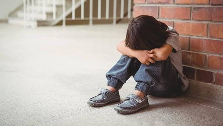 PERIGO: Mulher é presa por deixar os filhos sozinhos em casa e ir para o bar beber