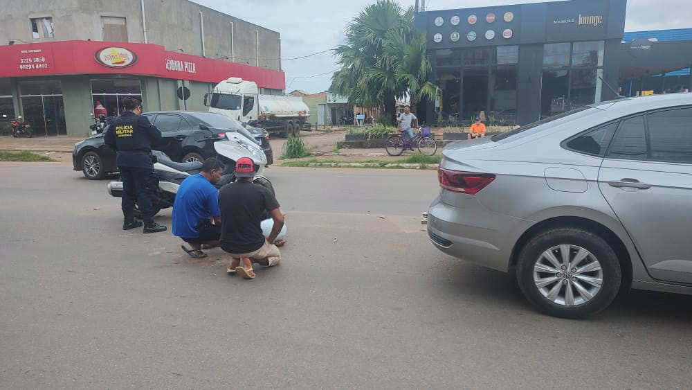 VEJA VÍDEO: Motociclista fica com sangramento no rosto após colisão em carro