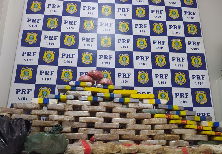 FLAGRANTE: Caminhoneiro é preso com 100 quilos de cocaína na BR-364 