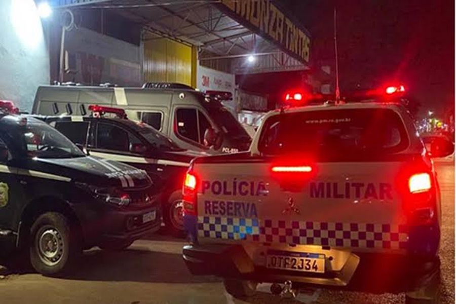 'ACABOU A PARCERIA': Dupla briga no camburão da viatura após ser presa por roubo em residência 