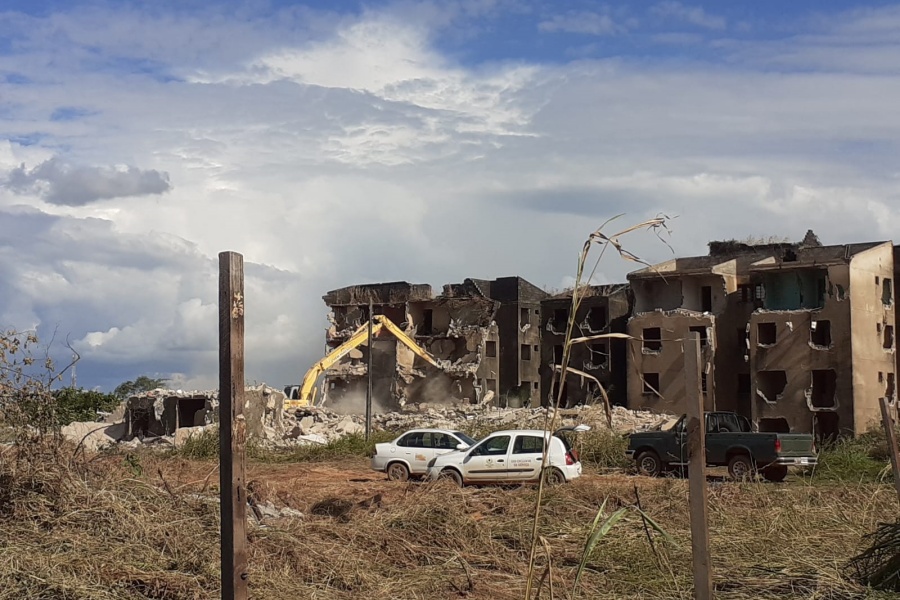 NO CHÃO: Conjuntos habitacionais inacabados são demolidos 