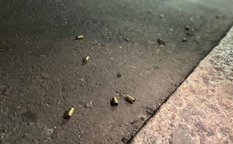 ATENTADO: Rapaz é atacado com cinco tiros em frente à residência 