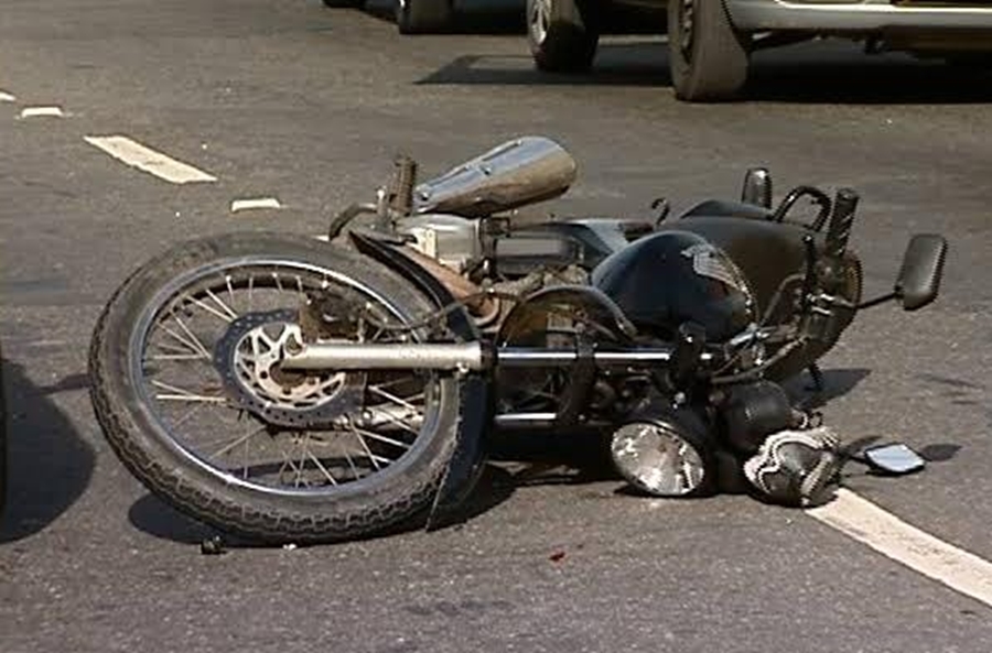 'NÃO ERA ACIDENTE': Bandidos jogam moto ao chão e assaltam casal que parou para ajudar