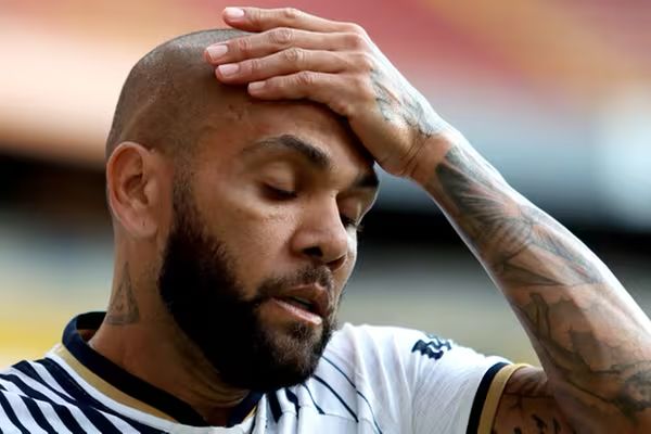 APOIO: Neymar envia R$ 800 mil e cede advogado para ajudar a reduzir pena de Dani Alves