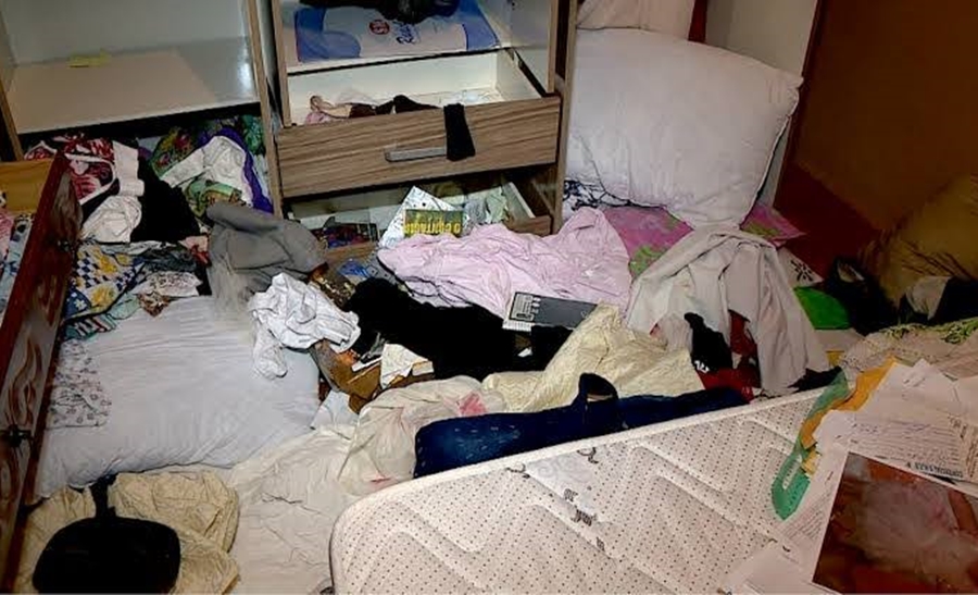 ENCAPUZADOS: Quatro bandidos rendem família e fazem roubo em residência