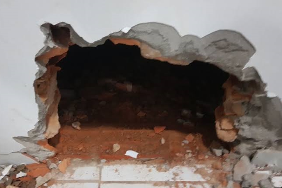 ARRASTÃO: Bandidos fazem buraco na parede e furtam 200 peças de roupas em loja