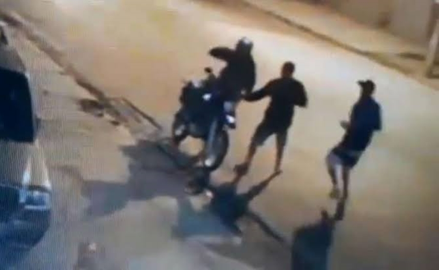 TOCAIA: Cinco bandidos se escondem em matagal e assaltam homem na rua