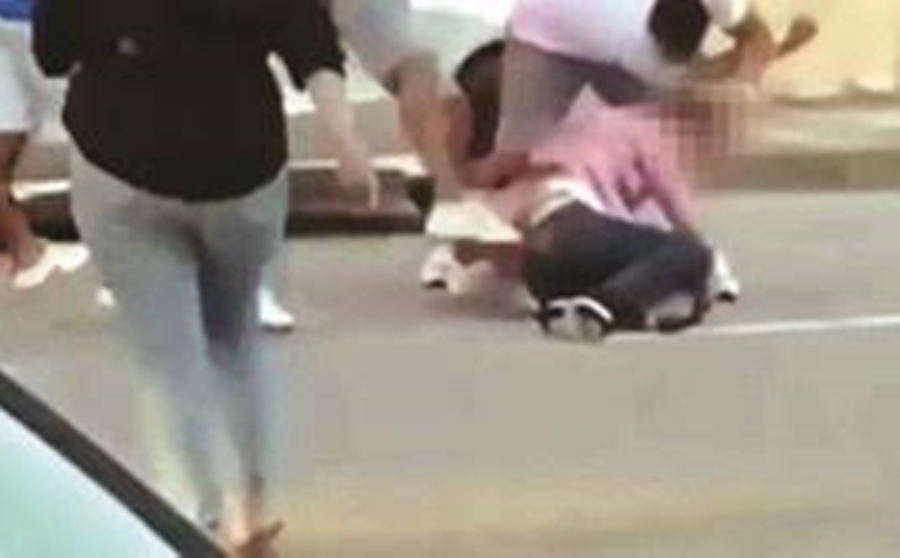 DERRUBADO AO CHÃO: Vendedor de roupas é espancado e roubado por criminosos