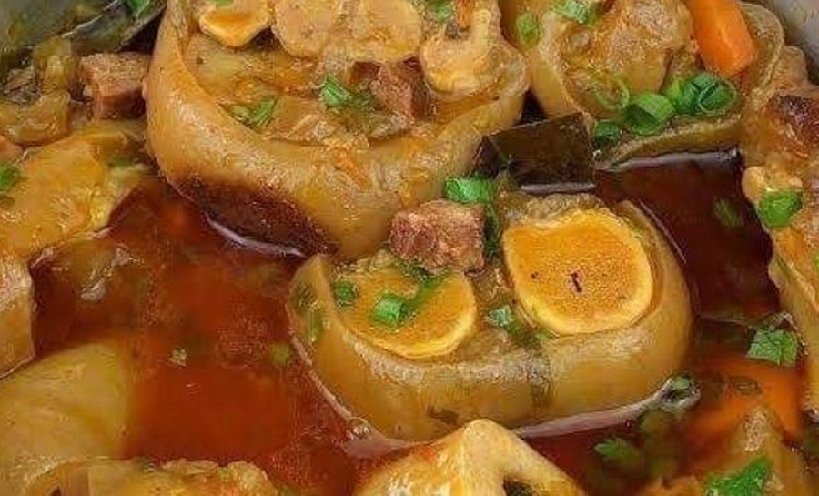 NO ROSTO: Jovem é atacada com osso de mocotó durante almoço na casa do ex-marido