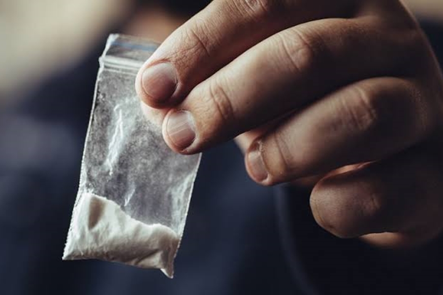 NÃO CHEIROU: Mulher joga fora cocaína do marido e é espancada em residência