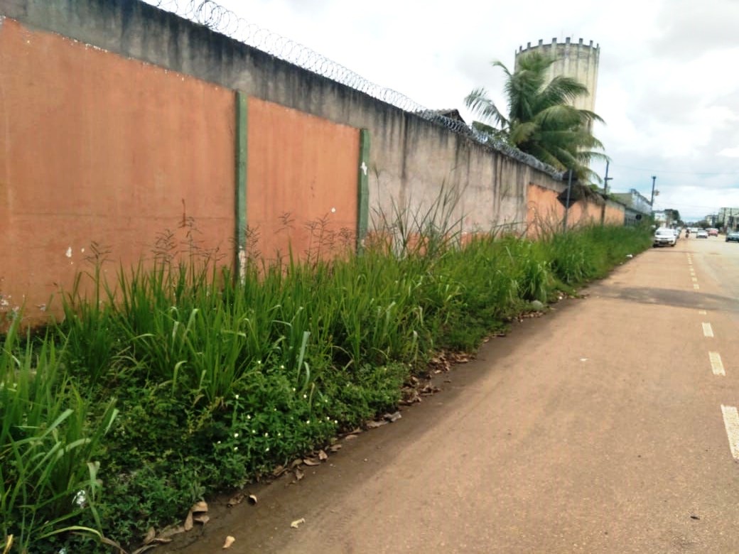 IMUNDÍCIES : Sujidades cercam Escola Estadual John Kennedy em Porto Velho