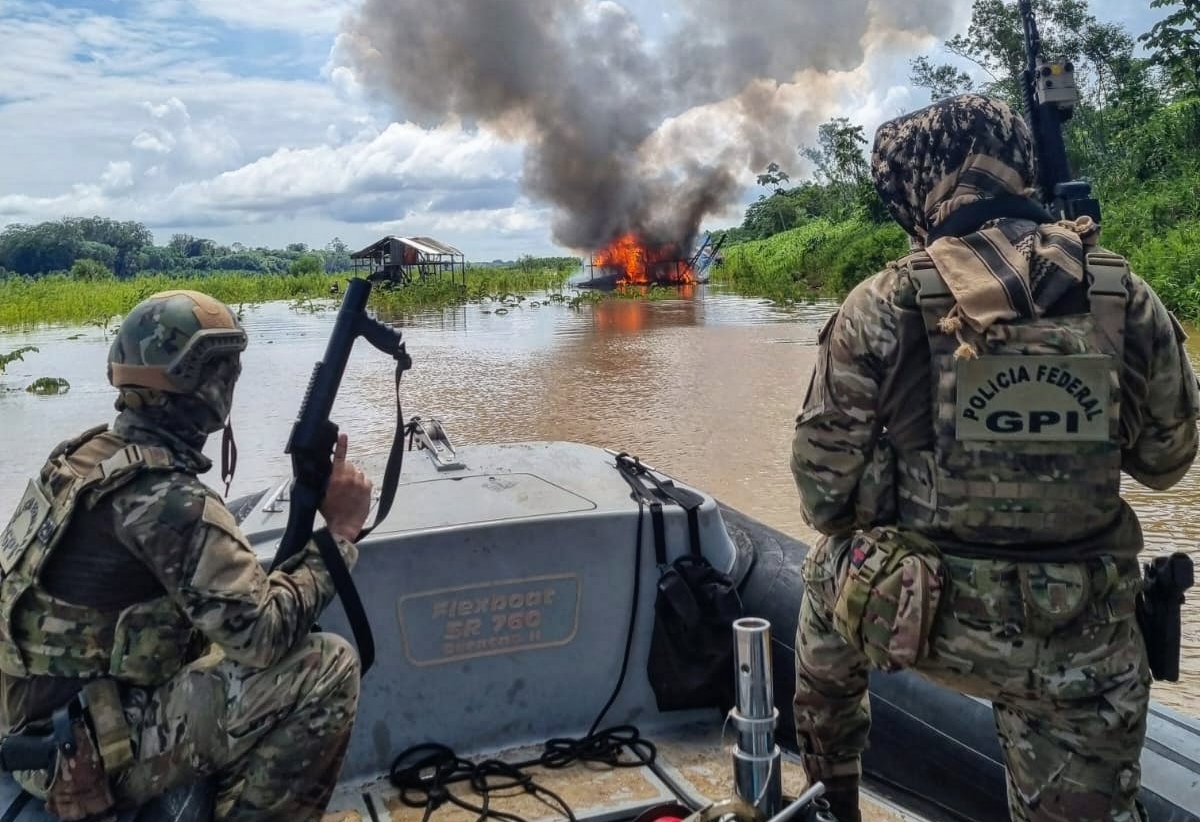 GARIMPO ILEGAL: Dez dragas são explodidas durante operação da PF e Ibama no rio Madeira