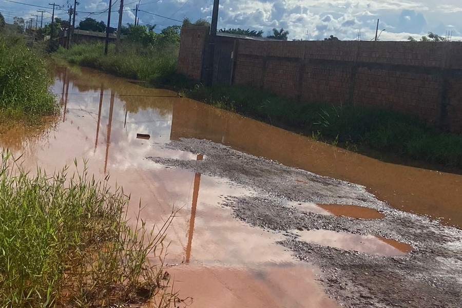 SEM APOIO: Moradores se cansam de esperar e decidem desentupir valas no bairro Três Marias