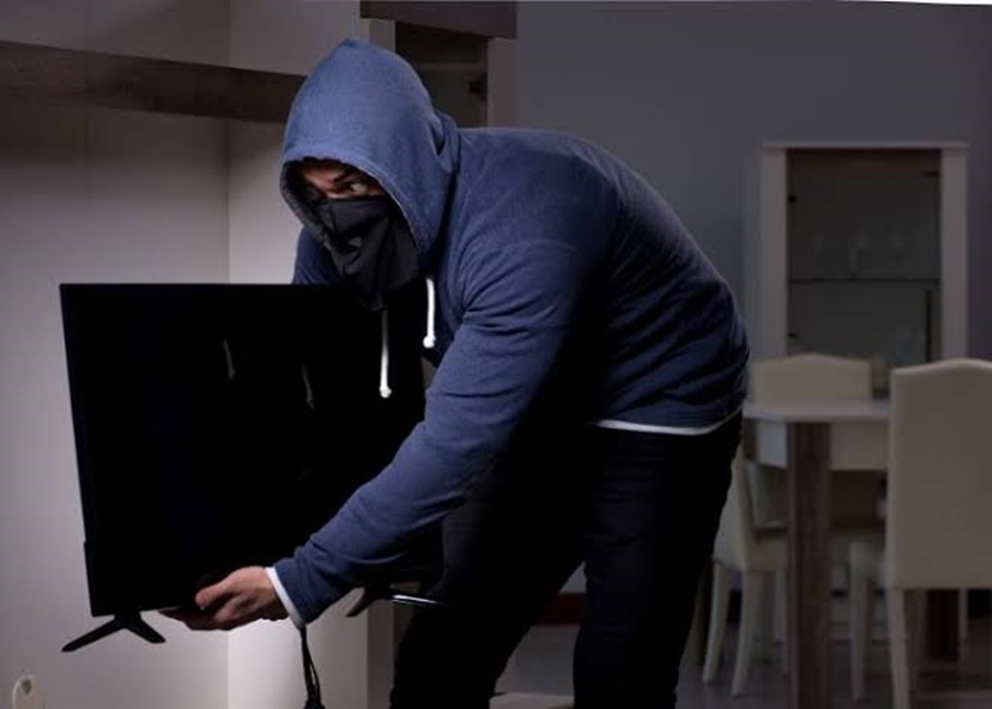 FIZERAM A LIMPA: Ladrões realizam arrastão em casa dentro de residencial