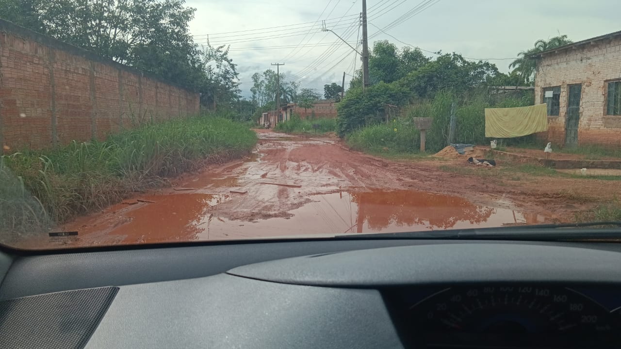 PEDIDO DE PROVIDÊNCIA: Moradores enfrentam alagações em rua no Planalto 2 na capital