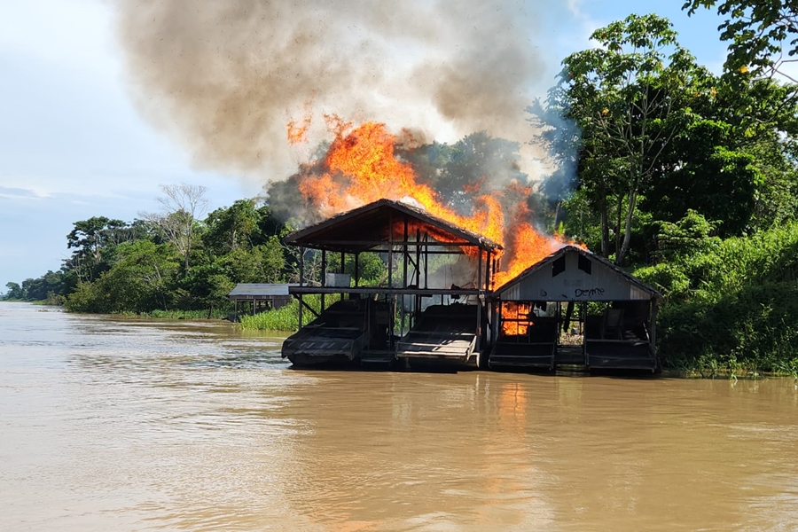 RIO MADEIRA: Mais de 50 dragas são destruídas em operação da PF e Ibama
