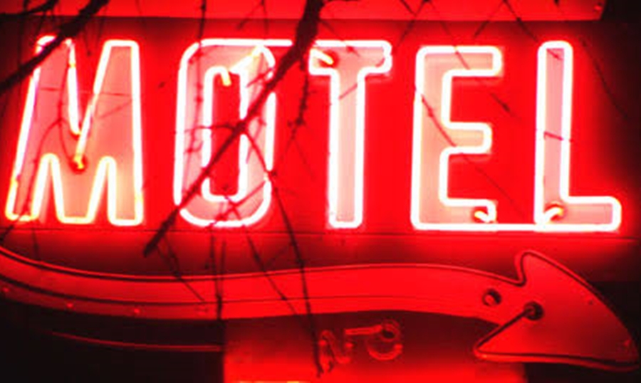 MADRUGADA: Casal tem veículo Corolla roubado por trio ao chegar em motel na capital