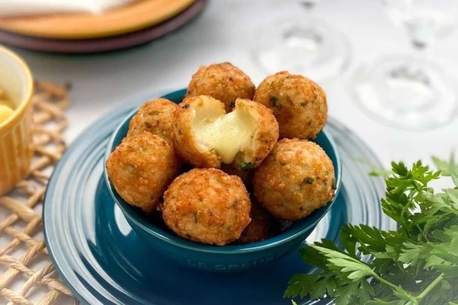 SEM BAGUNÇA: Bolinho de arroz com queijo na airfryer