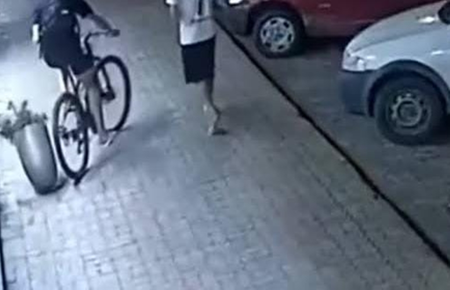 FERIDO: Adolescente é derrubado de bicicleta e roubado por dupla na Rio de Janeiro