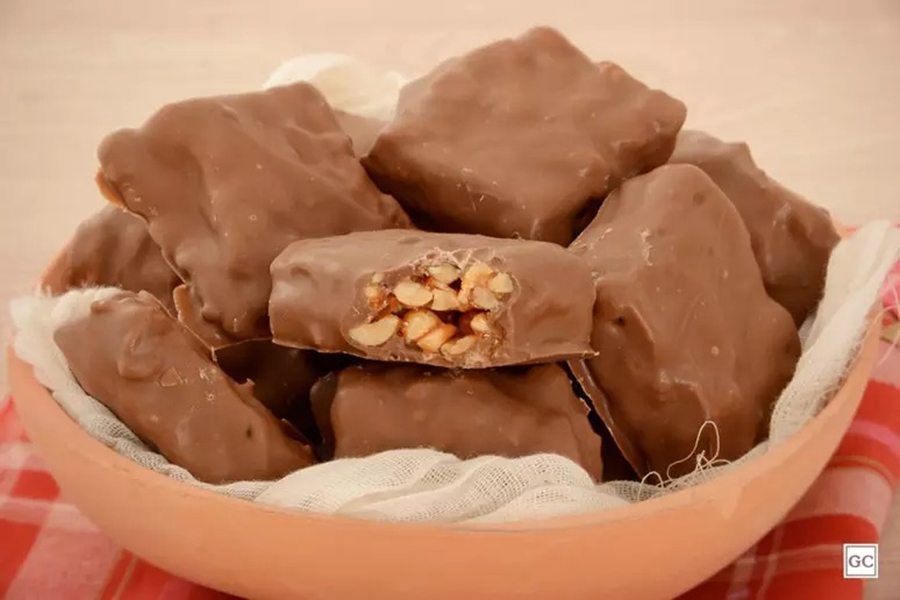PRÁTICO: Bombom de pé de moleque; aprenda a receita